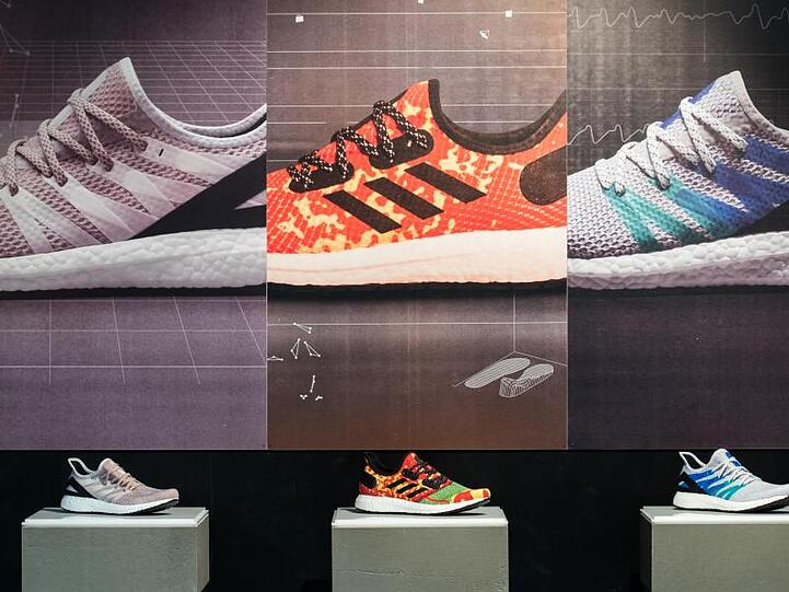 Schuhe des Sportartikelherstellers Adidas.