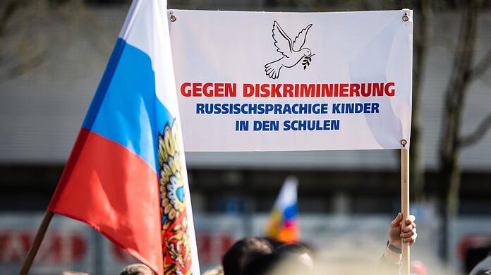 "Gegen Diskriminierung russischsprachiger Kinder in den Schulen" steht auf einem Banner.