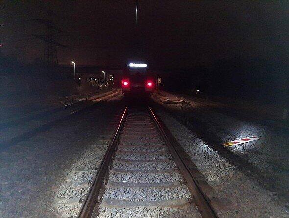 Gefährlich: Eine Warnbake auf dem Gleis der Münchner S-Bahn Gefährlich: Eine Warnbake auf dem Gleis der Münchner S-Bahn