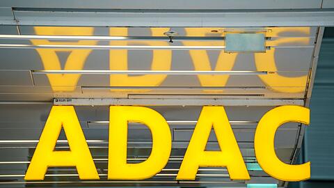 Eine Leuchtreklame des ADAC (Allgemeine Deutsche Automobil-Club e.V.) leuchtet in der Innenstadt.