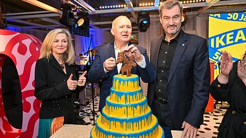 Ehrengäste des Jubiläums-Morgens, v.l.: die schwedische Deutschland-Botschafterin Veronika Wand-Danielsson, der Ikea-Deutschland-Chef Walter Kadnar und der Bayerische Ministerpräsident Markus Söder (CSU). Am Ende spielte noch die Band Mando Diao.