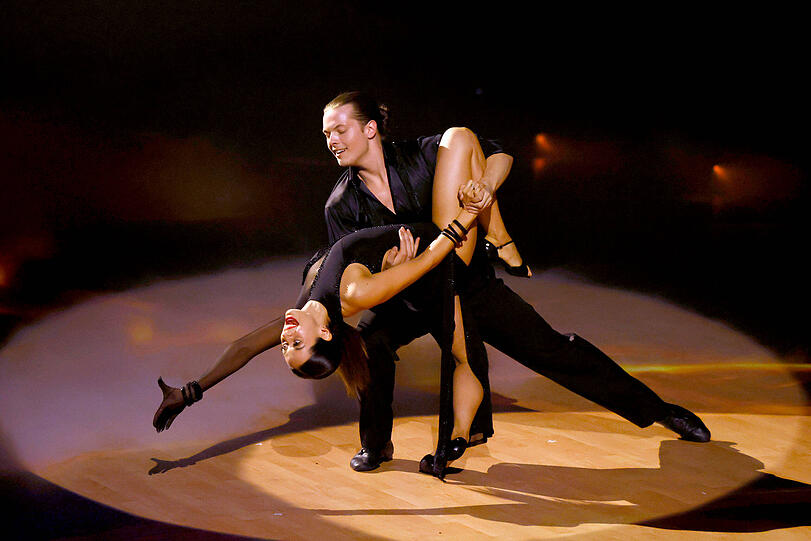 2024 hat sich Sänger Gabriel Kelly mit Tänzerin Malika Dzumaev den Sieg bei "Let's Dance" gesichert.