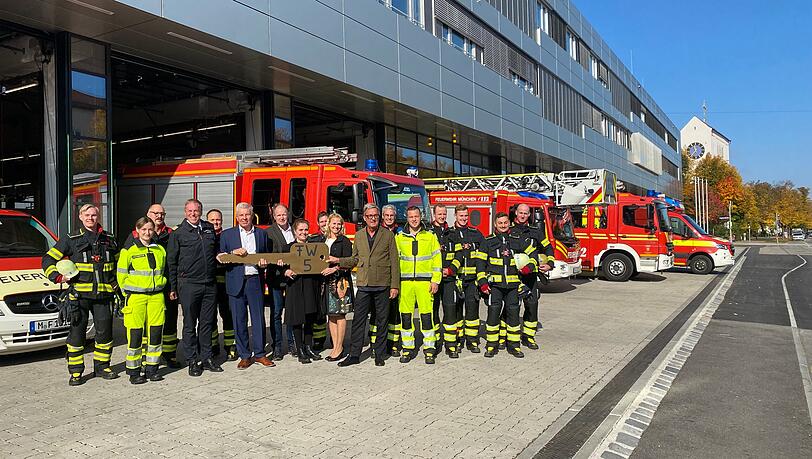 Ein riesiger Schlüssel für die rund 13.000 Quadratmeter große Feuerwache: Oberbranddirektor Wolfgang Schäuble (4. v.l.), Oberbürgermeister Dieter Reiter (6.v.l.), Baureferentin Jeanne-Marie Ehbauer (8.v.l.) und Architekt Peter Ackermann (7.v.r.) bei der Einweihung des Gebäudes.
