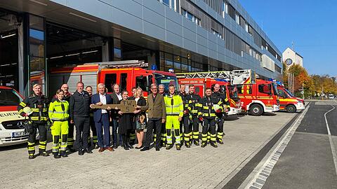 Ein riesiger Schlüssel für die rund 13.000 Quadratmeter große Feuerwache: Oberbranddirektor Wolfgang Schäuble (4. v.l.), Oberbürgermeister Dieter Reiter (6.v.l.), Baureferentin Jeanne-Marie Ehbauer (8.v.l.) und Architekt Peter Ackermann (7.v.r.) bei der Einweihung des Gebäudes.