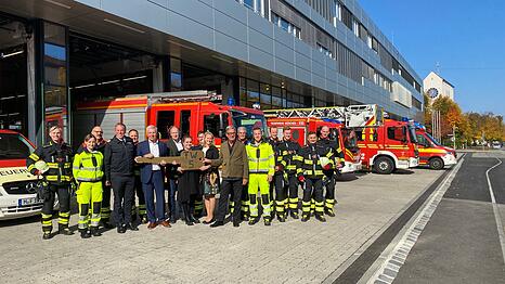 Ein riesiger Schlüssel für die rund 13.000 Quadratmeter große Feuerwache: Oberbranddirektor Wolfgang Schäuble (4. v.l.), Oberbürgermeister Dieter Reiter (6.v.l.), Baureferentin Jeanne-Marie Ehbauer (8.v.l.) und Architekt Peter Ackermann (7.v.r.) bei der Einweihung des Gebäudes.