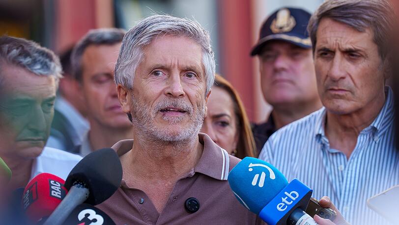 Spaniens Innenminister Fernando Grande-Marlaska (Mitte) hat Frontex um Hilfe bei der Registrierung Tausender Migranten in Spaniens Nordafrika-Exklave Ceuta gebeten. (Archivbild)