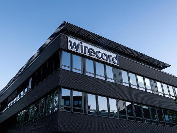Der Schriftzug von Wirecard ist an der Firmenzentrale in Aschbeim zu sehen. Foto: Peter Kneffel/dpa/