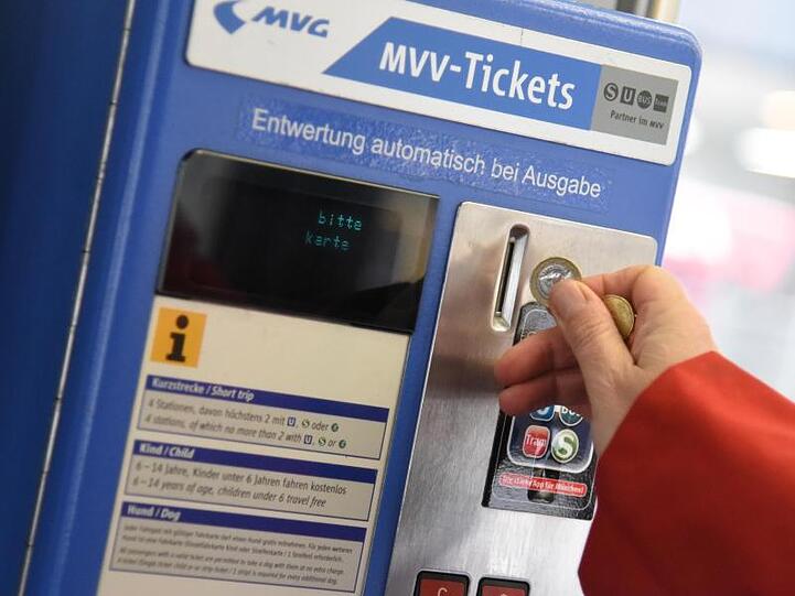 Eine Person wirft in einer Straßenbahn in München (Bayern) eine Münze in einen Fahrkartenautomat ein. Foto: Amelie Geiger/dpa/Archivbild