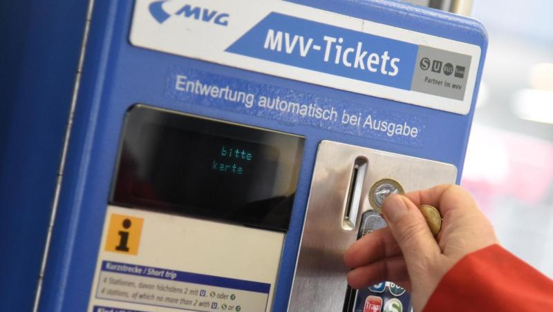 Eine Person wirft in einer Straßenbahn in München (Bayern) eine Münze in einen Fahrkartenautomat ein. Foto: Amelie Geiger/dpa/Archivbild Eine Person wirft in einer Straßenbahn in München (Bayern) eine Münze in einen Fahrkartenautomat ein. Foto: Amelie Geiger/dpa/Archivbild