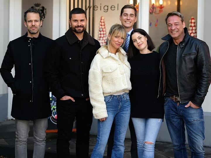 Die Stars von "Unter uns": Ben Ruedinger (l-r), Milos Vukovic, Isabell Hertel, Timothy Boldt, Valea Scalabrino und Kai Noll.