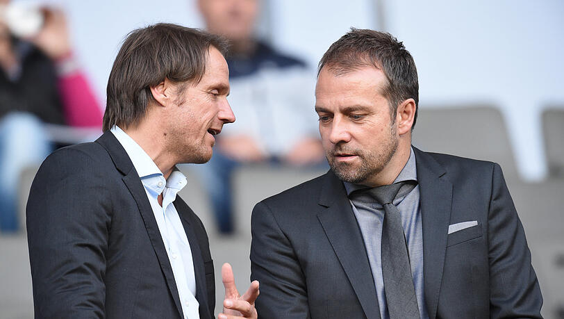 Als DFB-Sportdirektor ist Flick (r., hier mit dem damaligen Co-Trainer Thomas Schneider) etwa 2,5 Jahre im Amt.