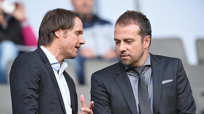 Als DFB-Sportdirektor ist Flick (r., hier mit dem damaligen Co-Trainer Thomas Schneider) etwa 2,5 Jahre im Amt.