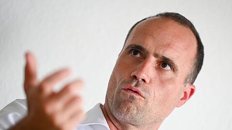 Minister Clemens Hoch (SPD) nimmt wegen der Flugblatt-Affäre nicht der Südschienenkonferenz mit Hubert Aiwanger teil.
