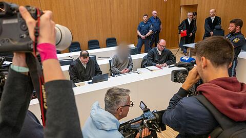 Die Angeklagten streiten die Vorwürfe ab. (Archivbild)