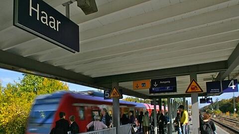 Hier am Bahnsteig im Bahnhof Haar geriet das Paar in Streit. (Symbolbild)