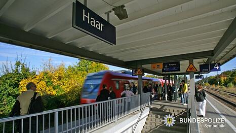 Hier am Banhnsteig im Bahnhof Haar geriet das Paar in Streit. (Symbolbild)