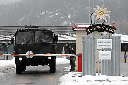 Klingt nett, war es aber nicht: In der Edelweiß-Kaserne von Mittenwald gab es über Jahrzehnte ekelhafte Rituale nach festem System. Erst 2009 flog es auf.