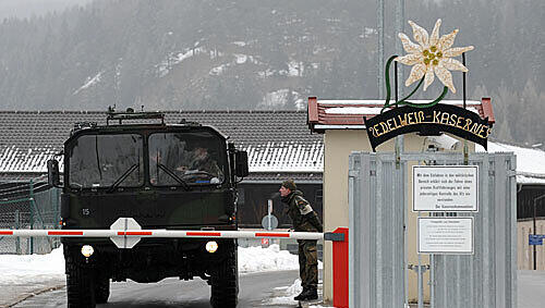 Klingt nett, war es aber nicht: In der Edelweiß-Kaserne von Mittenwald gab es über Jahrzehnte ekelhafte Rituale nach festem System. Erst 2009 flog es auf.