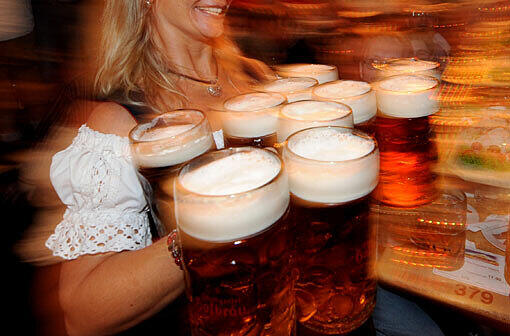 In vier Zelten gibt es das Bier aus dem Holzfass: Im Augustiner, der Fischer Vroni sowie auf der Oidn Wiesn im Traditionszelt und im Schönheitsköniginnenzelt.