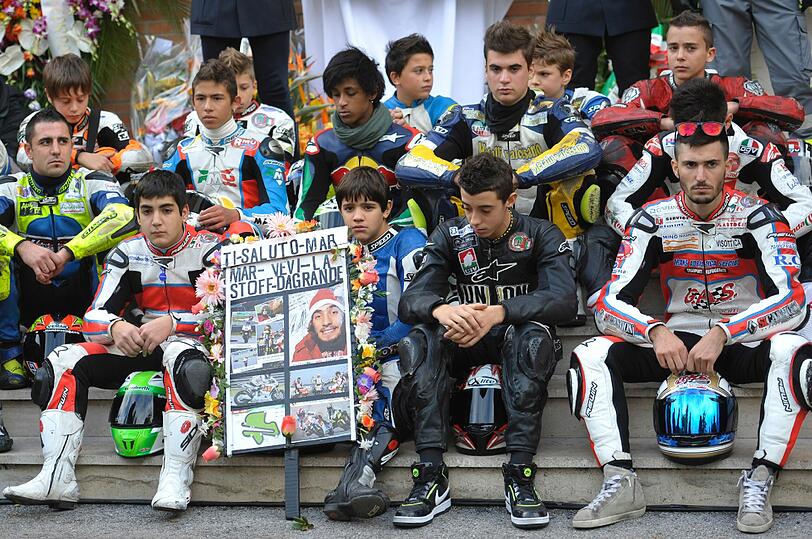 Zahlreiche Fans kamen zur Beerdigung von Marco Simoncelli, einige davon im Motorraddress.