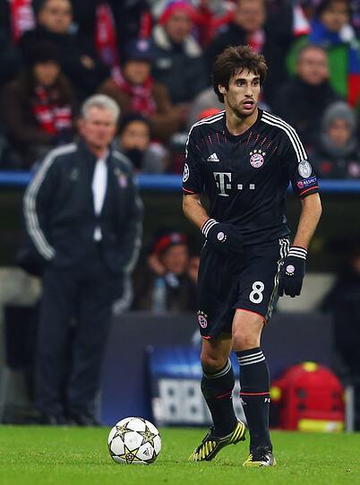 JAVI MARTINEZ: Note 2. Handschuhe an den Fingern, aber Kurzarmtrikot. Merklich engagierter, aufmerksam, bissig. Wird allmählich warm mit dem FCB.