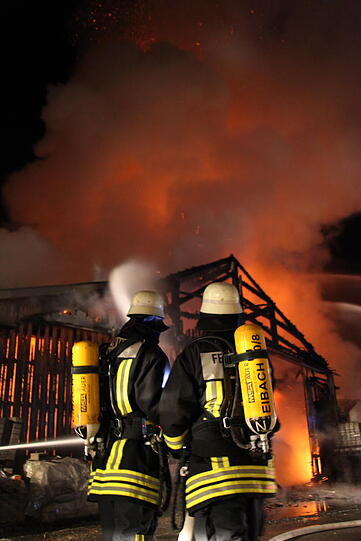 Die Feuerwehr konnte ein Abbrennen der Lagerhalle nicht mehr verhindern.