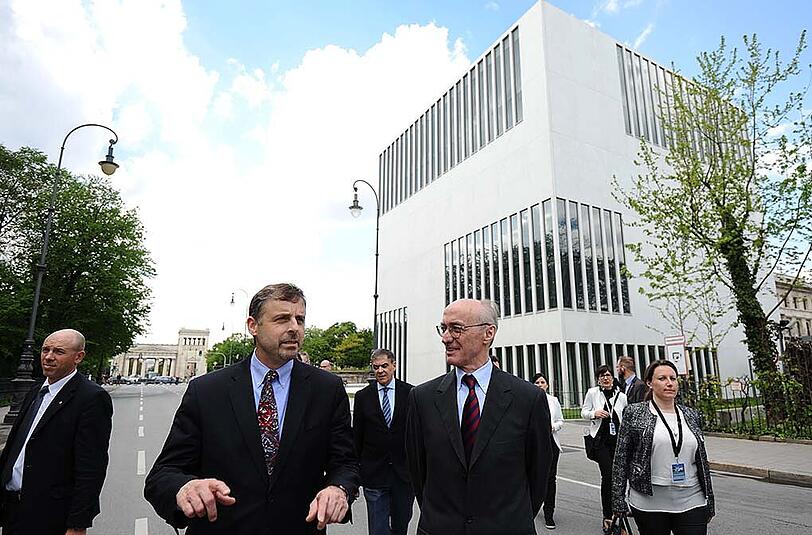US-Generalkonsul Bill Moeller (2.v.l) und Gründungsdirektor Winfried Nerdinger vor dem NS-Dokumentationszentrum.