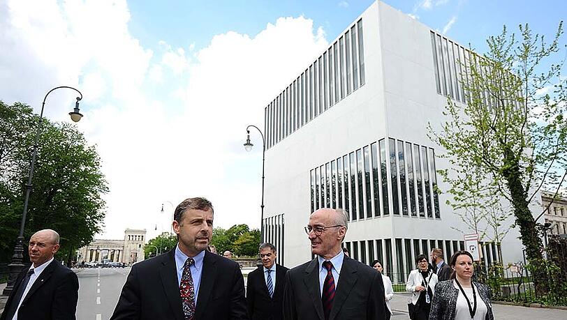 US-Generalkonsul Bill Moeller (2.v.l) und Gründungsdirektor Winfried Nerdinger vor dem NS-Dokumentationszentrum. US-Generalkonsul Bill Moeller (2.v.l) und Gründungsdirektor Winfried Nerdinger vor dem NS-Dokumentationszentrum.