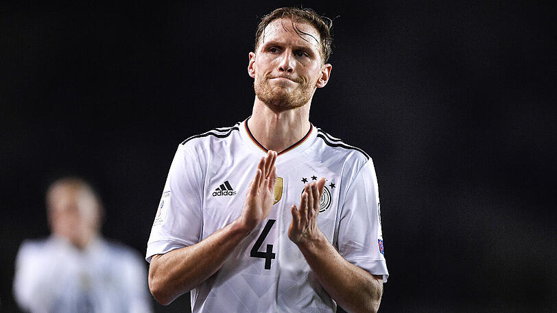 Benedikt Höwedes - Note 4: Der Schalker rückte immer wieder weit ins Angriffsspiel auf, etwas Abschlusspech bei einem Kopfball. In der Rückwärtsbewegung mit Patzern.