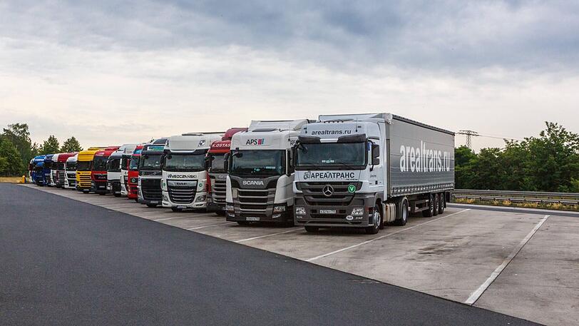 So soll ein Lkw normalerweise auf einer Autobahn geparkt werden. (Symbolfoto)
