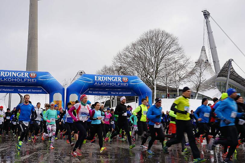 1.100 Läufer nahmen am Samstagvormittag am Winterlauf im Olympiapark in München teil. Hier gibt's die Bilder.
