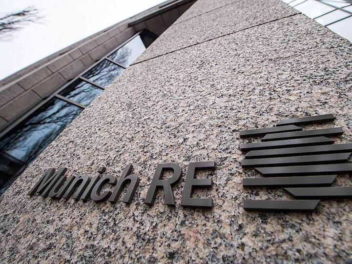 Das Logo der Münchener Rückversicherungs AG "Munich RE". Foto: Lino Mirgeler/Archiv