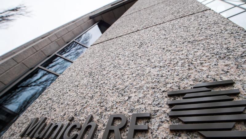 Das Logo der Münchener Rückversicherungs AG "Munich RE". Foto: Lino Mirgeler/Archiv