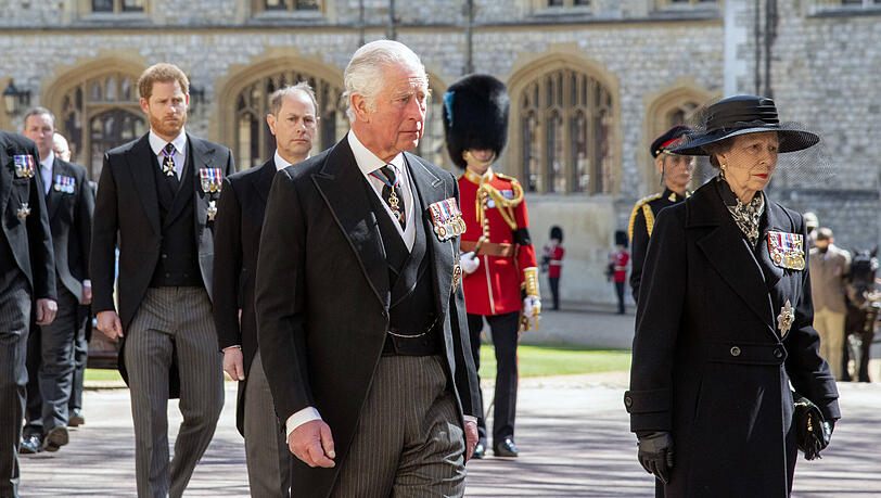 Während und nach der Trauerfeier sollen Prinz Harry und Prinzessin Anne kein Wort miteinander gesprochen haben.