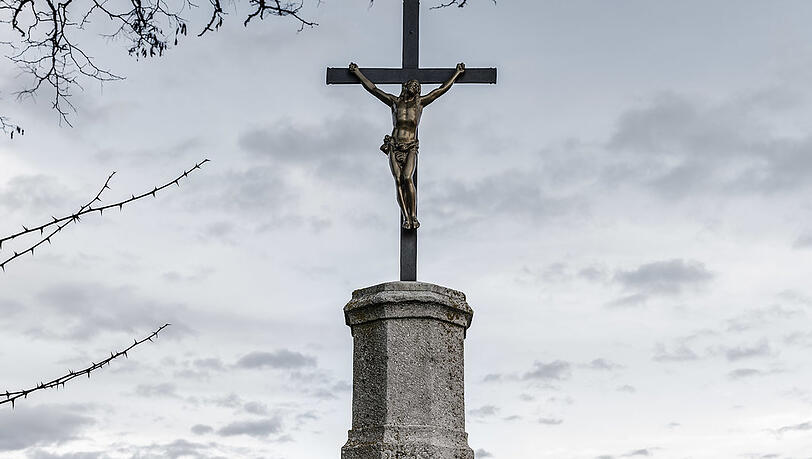 Die alte Straße von Moosburg nach Landshut führte oben an den Isarhängen durch eine Schlucht, wo sie am Klausenberg in die Straße nach Golding mündete. Noch heute kann man sie an manchen Stellen im Wald erahnen. An der Weggabelung mit der Goldinger Straße wurde zwischen zwei Bäumen zur Erinnerung an den Unfall des Hauptmanns Sensime von Horoskowitz eine Steinsäule mit einem Feldkreuz und einer marmornen Tafel aufgestellt.