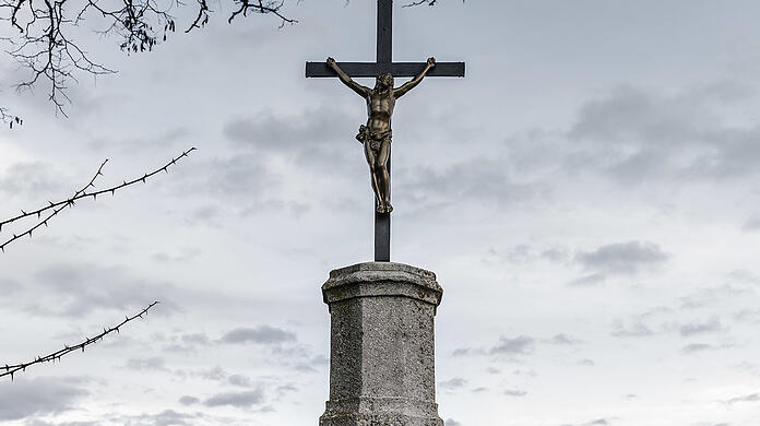 Die alte Straße von Moosburg nach Landshut führte oben an den Isarhängen durch eine Schlucht, wo sie am Klausenberg in die Straße nach Golding mündete. Noch heute kann man sie an manchen Stellen im Wald erahnen. An der Weggabelung mit der Goldinger Straße wurde zwischen zwei Bäumen zur Erinnerung an den Unfall des Hauptmanns Sensime von Horoskowitz eine Steinsäule mit einem Feldkreuz und einer marmornen Tafel aufgestellt.