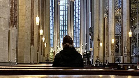 Julia P. ist gläubig, aus der Kirche will sie trotzdem austreten. (Symbolfoto)