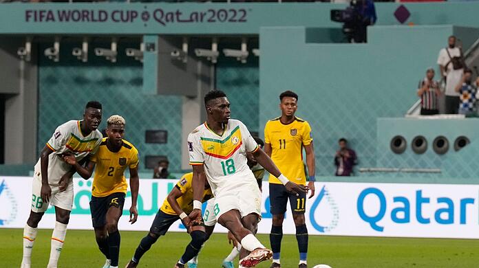 Ismaila Sarr trifft per Strafstoß zur 1:0-Führung des Senegals gegen Ecuador.