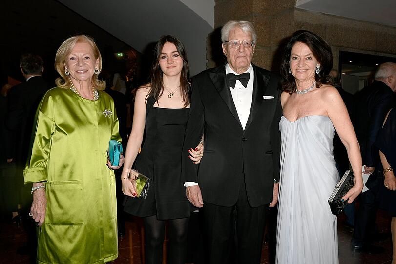 Glamouröser Familienausflug: Corry Müller-Vivil (l.), Tochter Corinne Flick (r.) mit ihrem Mann Gert-Rudolf "Muck" Flick und Tochter Alexia.