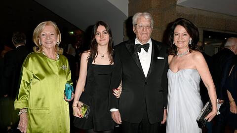 Glamouröser Familienausflug: Corry Müller-Vivil (l.), Tochter Corinne Flick (r.) mit ihrem Mann Gert-Rudolf "Muck" Flick und Tochter Alexia.