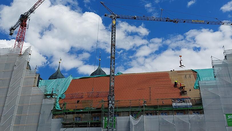 Die Sanierungs- und Reparaturarbeiten der Klosteranlage Benediktbeuern laufen nach wie vor. Ein heftiges Hagel-Unwetter hatte Ende August 2023 die jeweils nach Westen ausgerichteten Fassaden und Dächer schwer beschädigt.