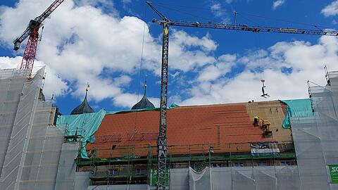 Die Sanierungs- und Reparaturarbeiten der Klosteranlage Benediktbeuern laufen nach wie vor. Ein heftiges Hagel-Unwetter hatte Ende August 2023 die jeweils nach Westen ausgerichteten Fassaden und Dächer schwer beschädigt.