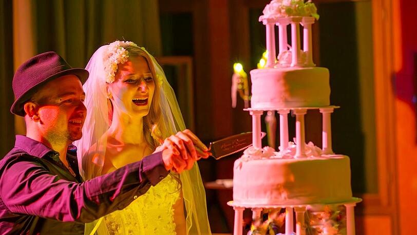 Fröhliches Anschneiden der Hochzeitstorte: Morena Hummel und ihr Mann Siranno Giordano auf ihrer Hochzeitsfeier in Fürstenfeldbruck. Fröhliches Anschneiden der Hochzeitstorte: Morena Hummel und ihr Mann Siranno Giordano auf ihrer Hochzeitsfeier in Fürstenfeldbruck.