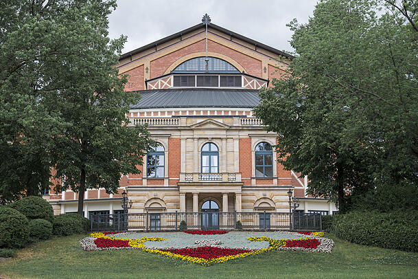 Blick auf das Bayreuther Festspielhaus am Grünen Hügel. Blick auf das Bayreuther Festspielhaus am Grünen Hügel.