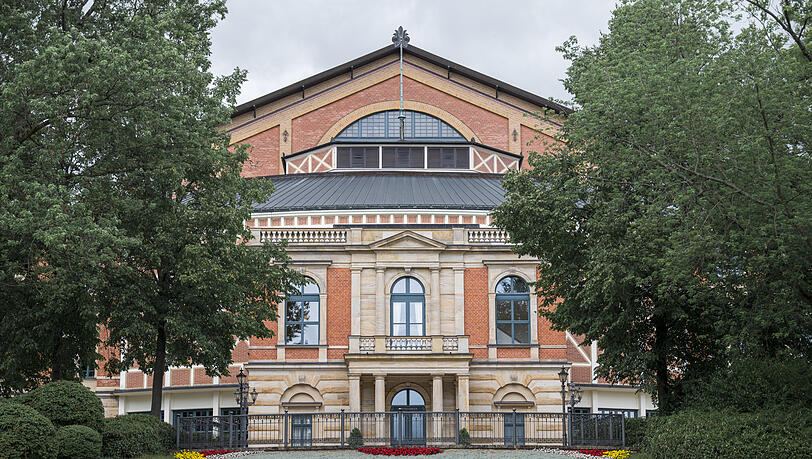 Blick auf das Bayreuther Festspielhaus am Grünen Hügel. Blick auf das Bayreuther Festspielhaus am Grünen Hügel.
