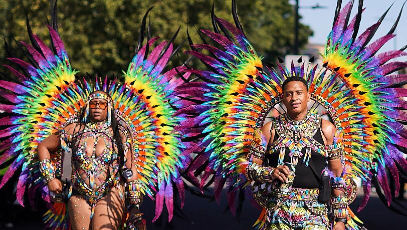 Beim Notting Hill Carnival gibt es bunte Kostüme, viel nackte Haut und karibische Rhythmen.