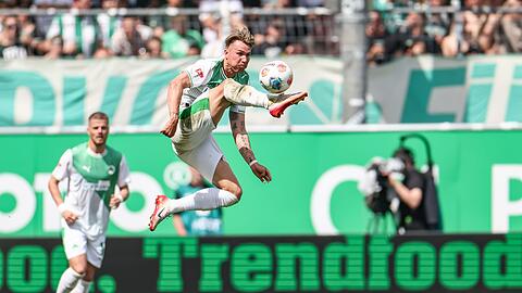 Voller Einsatz im Derby: F&uuml;rths Felix Klaus nimmt den Ball artistisch in der Luft an.