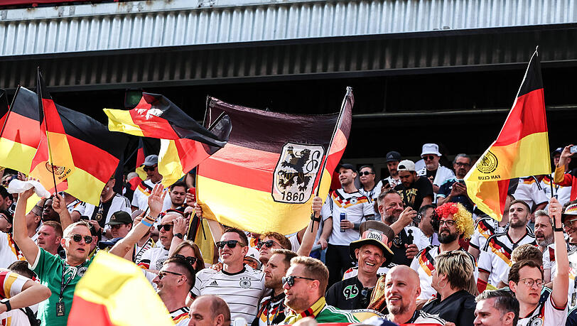 Bekommen für das Spiel in München Stehplätze: Die Fans des DFB. Bekommen für das Spiel in München Stehplätze: Die Fans des DFB.