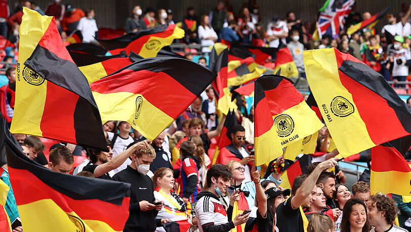 Bekommen für das Spiel in München Stehplätze: Die Fans des DFB. Bekommen für das Spiel in München Stehplätze: Die Fans des DFB.