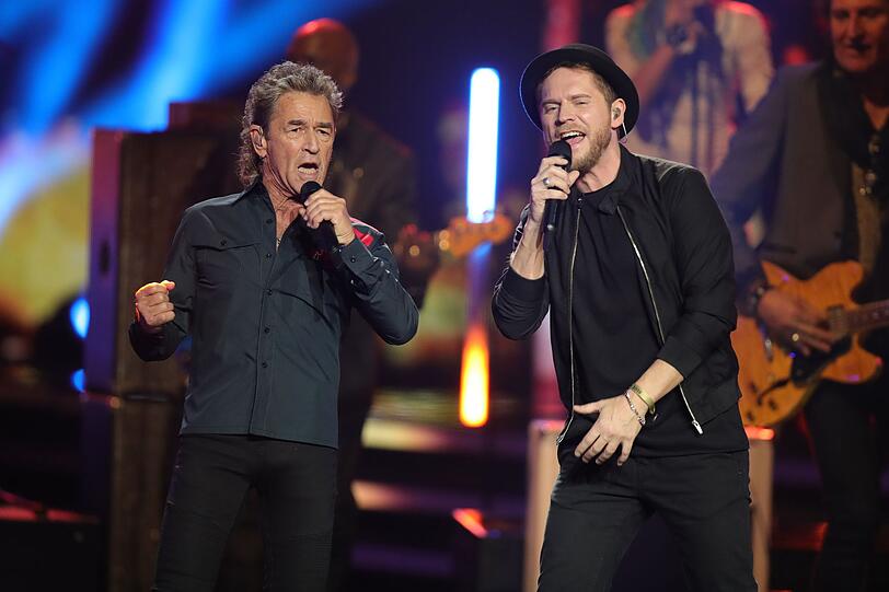 Peter Maffay (links) und Johannes Oerding veröffentlichen im Oktober ihr erstes gemeinsames Album "Nashville". Im Rahmen der Verleihung der Goldenen Henne werden sie, wie 2019 in Baden-Baden (Foto), zusammen auf der Bühne stehen und ein weiteres Duett von ihrem Albums erstmals live präsentieren. Peter Maffay (links) und Johannes Oerding veröffentlichen im Oktober ihr erstes gemeinsames Album "Nashville". Im Rahmen der Verleihung der Goldenen Henne werden sie, wie 2019 in Baden-Baden (Foto), zusammen auf der Bühne stehen und ein weiteres Duett von ihrem Albums erstmals live präsentieren.